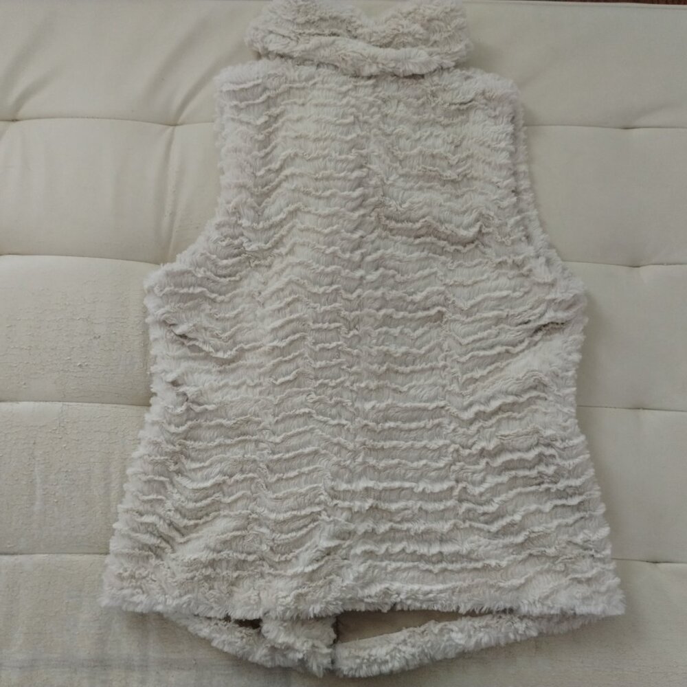 Women's MEDIUM Patagonia Fluffy Beige Vest - Picture 7 of 9